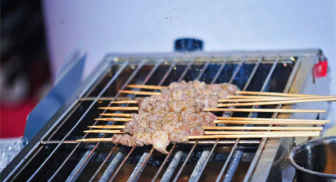 排队出圈!一味真宁夏滩羊羊肉串亮相上海农品奥莱展